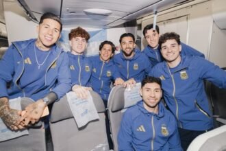 Jugadores de la Selección Argentina comparten el viaje hacia Estados Unidos, donde iniciarán la concentración para el Mundial 2026.