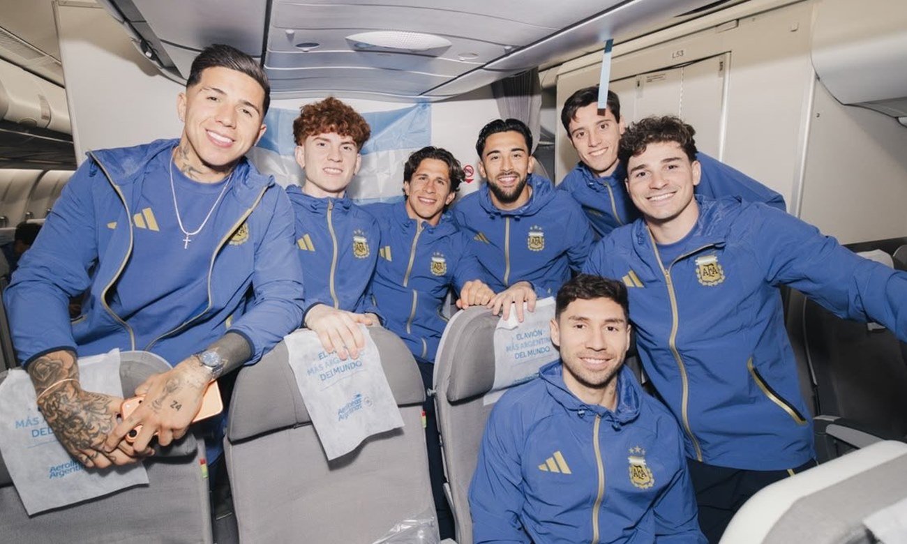Jugadores de la Selección Argentina comparten el viaje hacia Estados Unidos, donde iniciarán la concentración para el Mundial 2026.