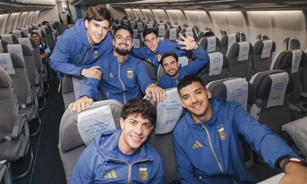 Parte del plantel argentino durante el vuelo a Estados Unidos, en el comienzo de la preparación para la defensa del título mundial.