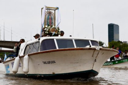 Embarcaciones acompañan la Procesión Náutica de la Virgen de Guadalupe sobre la Laguna Setúbal en una tradicional manifestación de fe santafesina. Foto: archivo.