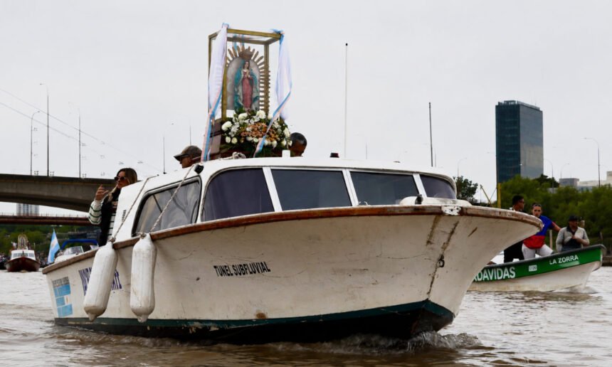 Embarcaciones acompañan la Procesión Náutica de la Virgen de Guadalupe sobre la Laguna Setúbal en una tradicional manifestación de fe santafesina. Foto: archivo.