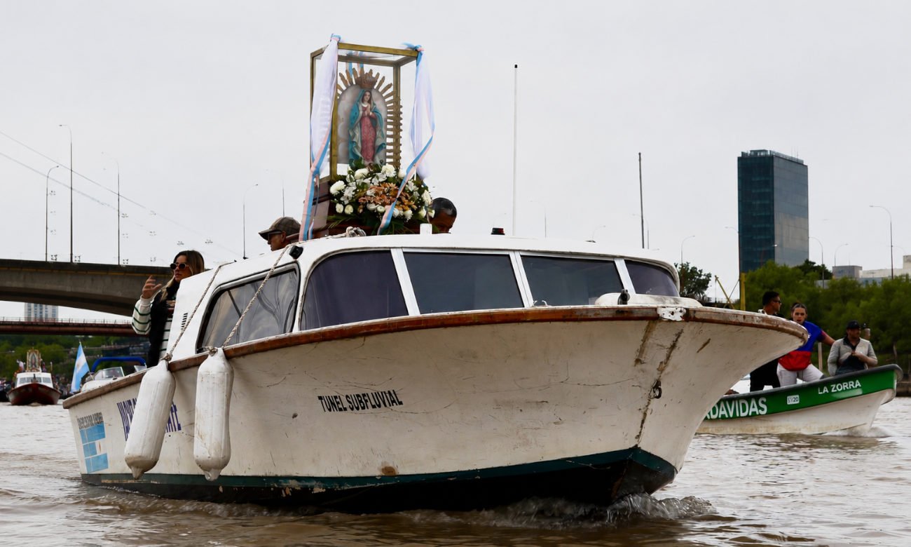Embarcaciones acompañan la Procesión Náutica de la Virgen de Guadalupe sobre la Laguna Setúbal en una tradicional manifestación de fe santafesina. Foto: archivo.