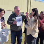 Felipe Michlig entrega las llaves de una nueva vivienda a una de las familias beneficiarias durante el acto realizado en Hersilia.
