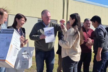 Felipe Michlig entrega las llaves de una nueva vivienda a una de las familias beneficiarias durante el acto realizado en Hersilia.