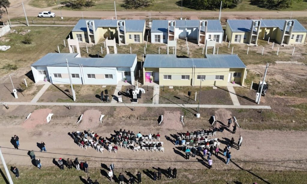 Vista de las nuevas viviendas inauguradas por el Gobierno Provincial en la localidad de Hersilia, en el departamento San Cristóbal.