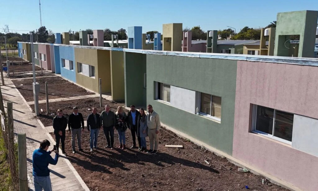 Nuevas viviendas sociales entregadas en la ciudad de Ceres en el marco de los programas habitacionales impulsados por el Gobierno Provincial.