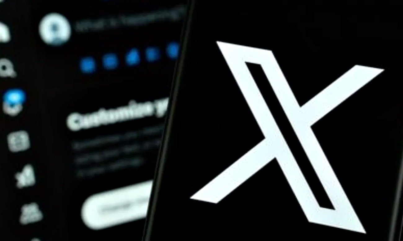 Logo de la red social X en la pantalla de un teléfono celular. Foto: archivo.