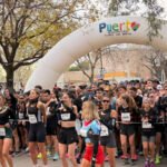 Corredores en plena competencia de los 10K de la Maratón Batalla Punta Quebracho en Puerto General San Martín, una carrera que repartió premios millonarios.