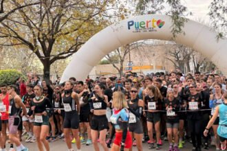 Corredores en plena competencia de los 10K de la Maratón Batalla Punta Quebracho en Puerto General San Martín, una carrera que repartió premios millonarios.