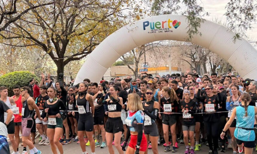 Corredores en plena competencia de los 10K de la Maratón Batalla Punta Quebracho en Puerto General San Martín, una carrera que repartió premios millonarios.