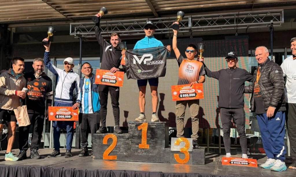 Joaquín Arbe, Laureano Rosas y Bruno Álvarez en el podio de los 10K de la Maratón Batalla Punta Quebracho, tras una llegada muy ajustada en Puerto General San Martín.