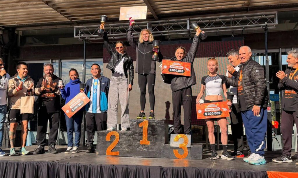 Dahyana Juárez, Johana Navarrete y María Julia Vázquez celebran en el podio femenino de los 10K de la Maratón Batalla Punta Quebracho, en una destacada actuación en Puerto General San Martín.