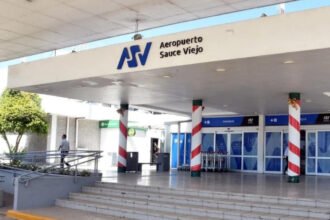 Vista del acceso principal al Aeropuerto Internacional de Sauce Viejo, ubicado en el área metropolitana de Santa Fe.