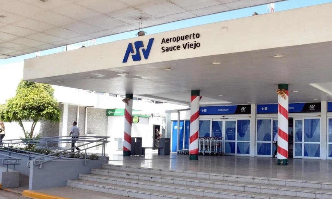Vista del acceso principal al Aeropuerto Internacional de Sauce Viejo, ubicado en el área metropolitana de Santa Fe.