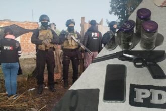Efectivos de la Policía de Investigaciones durante un procedimiento realizado en la ciudad de Santa Fe. Foto de archivo.