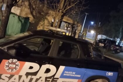 Personal de la Policía de Investigaciones durante un procedimiento vinculado a una causa por presunta infracción a la Ley de Estupefacientes en el departamento San Justo.