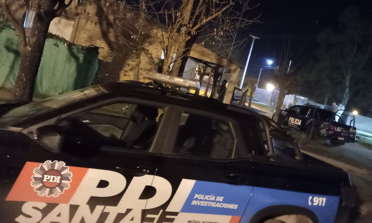 Personal de la Policía de Investigaciones durante un procedimiento vinculado a una causa por presunta infracción a la Ley de Estupefacientes en el departamento San Justo.