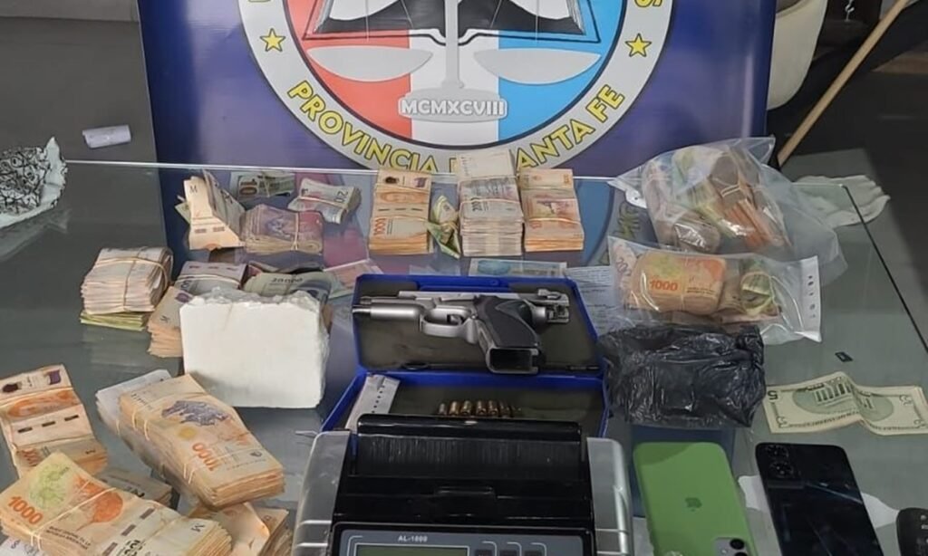 Cocaína, dinero en efectivo, un arma de fuego y otros elementos secuestrados durante los allanamientos realizados en Rosario y Villa Gobernador Gálvez. Foto de archivo.