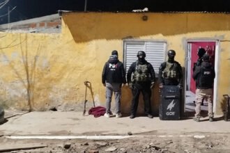 Personal de la Policía de Investigaciones durante un procedimiento judicial realizado en la ciudad de Santa Fe.