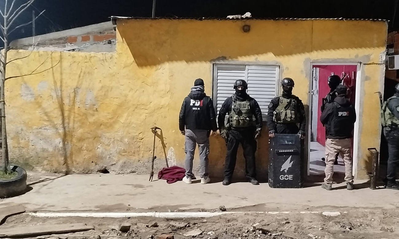 Personal de la Policía de Investigaciones durante un procedimiento judicial realizado en la ciudad de Santa Fe.
