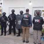 Personal de la Policía de Investigaciones durante un procedimiento vinculado a una causa judicial en la ciudad de Esperanza.