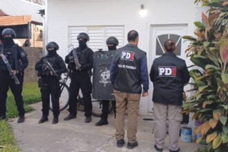 Personal de la Policía de Investigaciones durante un procedimiento vinculado a una causa judicial en la ciudad de Esperanza.