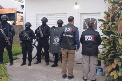 Personal de la Policía de Investigaciones durante un procedimiento vinculado a una causa judicial en la ciudad de Esperanza.