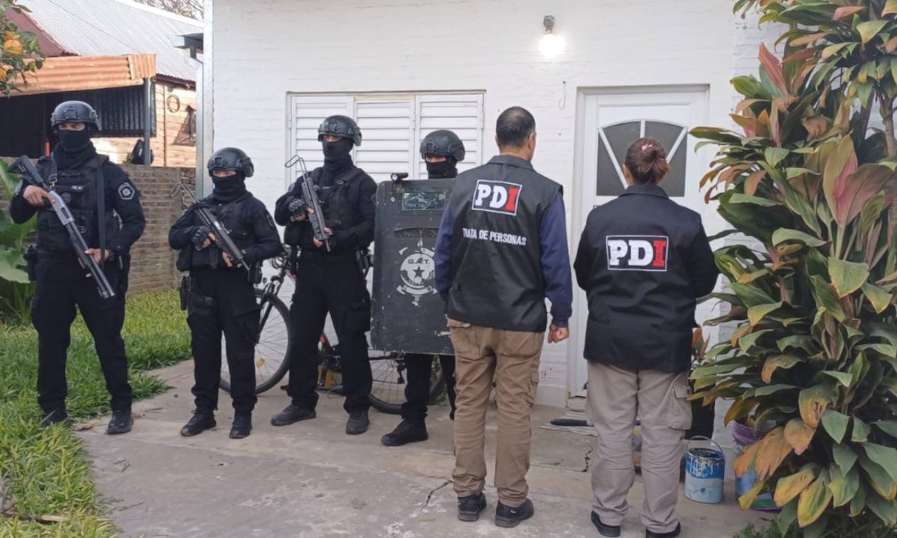 Personal de la Policía de Investigaciones durante un procedimiento vinculado a una causa judicial en la ciudad de Esperanza.