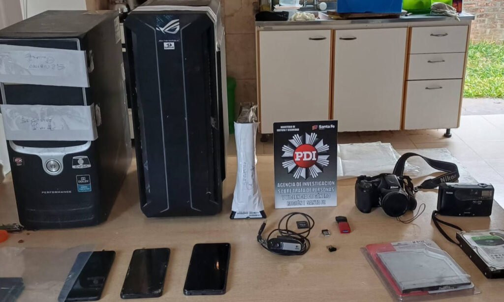 Dispositivos electrónicos secuestrados durante el allanamiento realizado por la PDI en la ciudad de Esperanza.