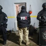 Personal de la Policía de Investigaciones durante un procedimiento vinculado a una causa por robo calificado en la ciudad de Santa Fe.