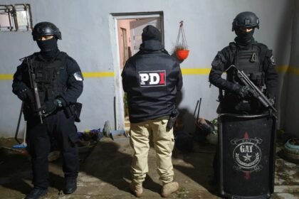 Personal de la Policía de Investigaciones durante un procedimiento vinculado a una causa por robo calificado en la ciudad de Santa Fe.