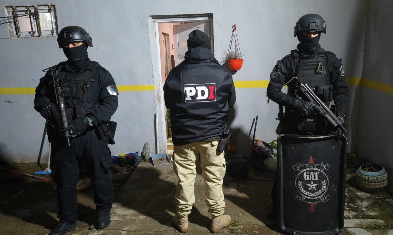 Personal de la Policía de Investigaciones durante un procedimiento vinculado a una causa por robo calificado en la ciudad de Santa Fe.