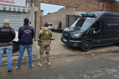Agentes de la Tropa de Operaciones Especiales (TOE) participan de un allanamiento ordenado por la Justicia en el marco de una investigación penal en el sur de la provincia de Santa Fe. Foto de archivo.
