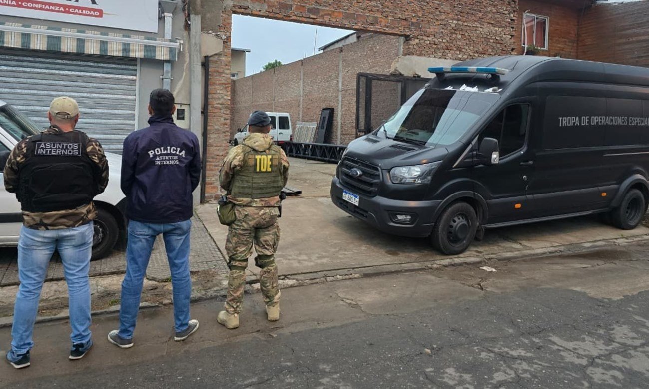 Agentes de la Tropa de Operaciones Especiales (TOE) participan de un allanamiento ordenado por la Justicia en el marco de una investigación penal en el sur de la provincia de Santa Fe. Foto de archivo.