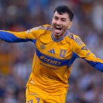 Ángel Correa durante un partido con Tigres UANL, club en el que se consolidó como una de las principales figuras ofensivas del plantel.