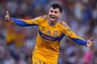 Ángel Correa durante un partido con Tigres UANL, club en el que se consolidó como una de las principales figuras ofensivas del plantel.