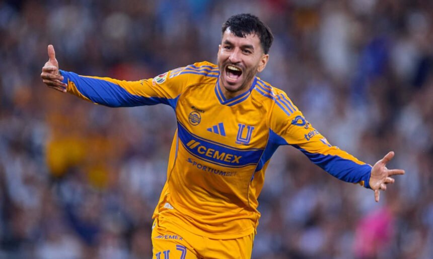 Ángel Correa durante un partido con Tigres UANL, club en el que se consolidó como una de las principales figuras ofensivas del plantel.