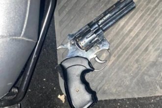 Arma de fuego secuestrada por la Policía durante el operativo realizado en Granadero Baigorria, en el marco de una investigación por amenazas.