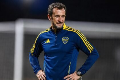 Rodolfo Arruabarrena durante una práctica al frente de Boca Juniors, en una imagen de archivo correspondiente a una de sus etapas como director técnico del club.