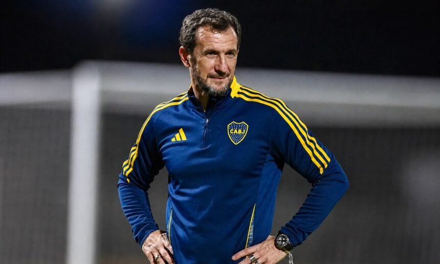 Rodolfo Arruabarrena durante una práctica al frente de Boca Juniors, en una imagen de archivo correspondiente a una de sus etapas como director técnico del club.