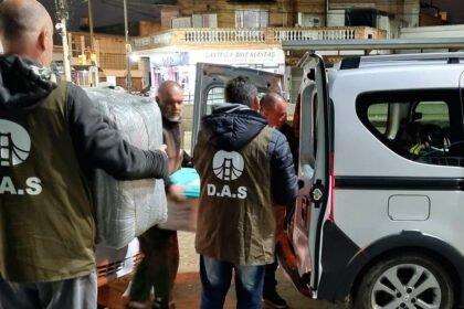 Foto de archivo: Personal municipal desarrolla un operativo de asistencia social en distintos sectores de la ciudad de Santa Fe, con acciones de acompañamiento, entrega de alimentos y atención a personas en situación de vulnerabilidad.