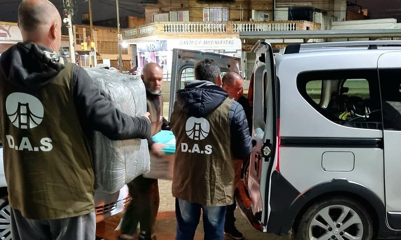Foto de archivo: Personal municipal desarrolla un operativo de asistencia social en distintos sectores de la ciudad de Santa Fe, con acciones de acompañamiento, entrega de alimentos y atención a personas en situación de vulnerabilidad.