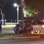 La columna de alumbrado y videovigilancia dañada tras el choque ocurrido en la intersección de Avenida Almirante Brown y Cassanello, en la Costanera santafesina.