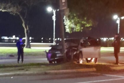 La columna de alumbrado y videovigilancia dañada tras el choque ocurrido en la intersección de Avenida Almirante Brown y Cassanello, en la Costanera santafesina.