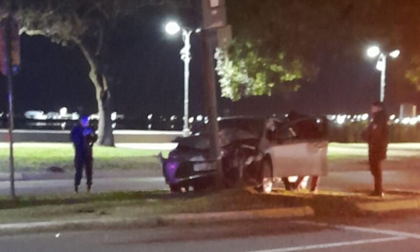 La columna de alumbrado y videovigilancia dañada tras el choque ocurrido en la intersección de Avenida Almirante Brown y Cassanello, en la Costanera santafesina.