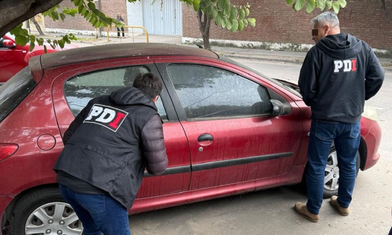 El automóvil recuperado por la Policía de Investigaciones en la ciudad de Santa Fe tenía un pedido de secuestro vigente por una causa de robo iniciada en Buenos Aires.