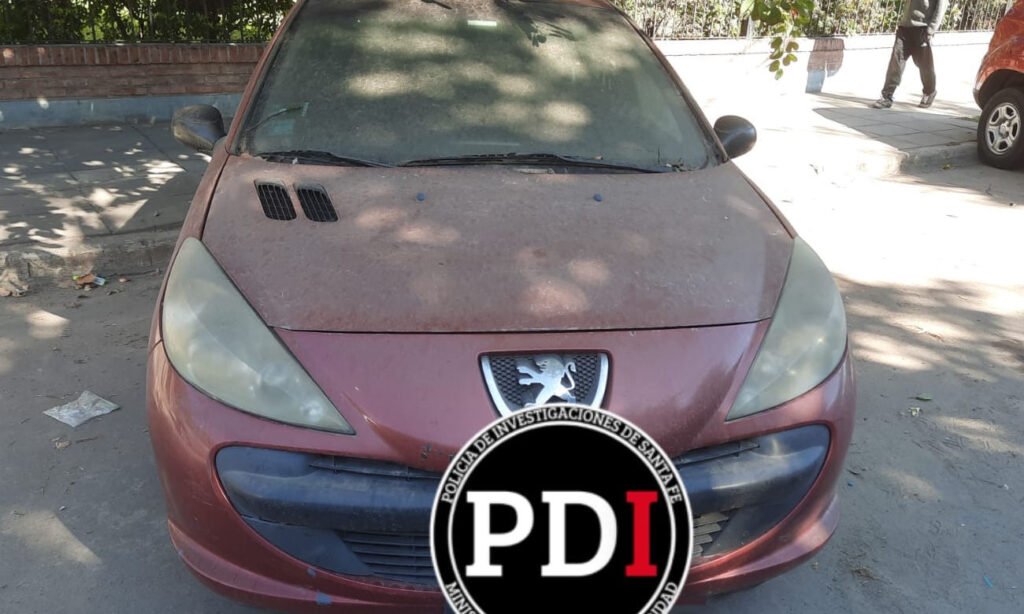 Automóvil recuperado por la Policía de Investigaciones durante un procedimiento realizado en la ciudad de Santa Fe, en el marco de una causa por robo.