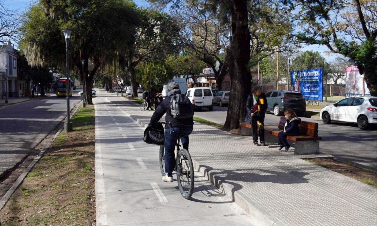 Vista del renovado cantero central de la avenida Juan José Paso, una obra de infraestructura urbana ejecutada en la ciudad de Santa Fe.