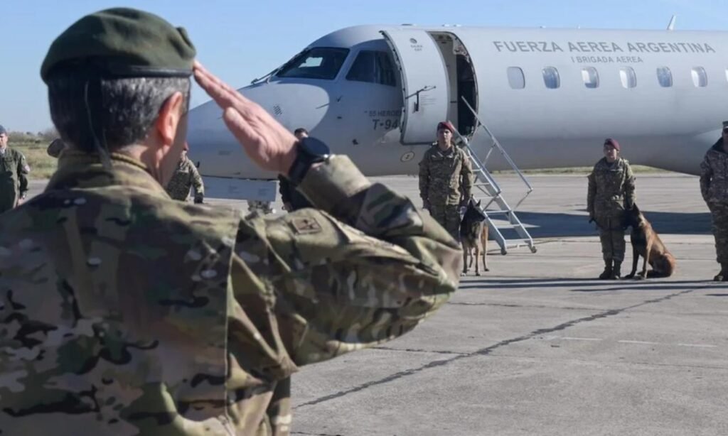 Personal de la Fuerza Aérea Argentina participa en una misión logística de asistencia humanitaria. Foto de archivo.