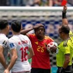Jugadores de Bélgica e Irán disputan el balón durante el encuentro correspondiente al Grupo G del Mundial 2026.